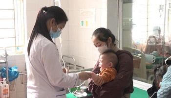 Nhiệt độ xuống thấp khiến số lượng trẻ nhỏ và người già phải nhập viện tăng cao.