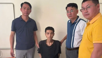 Đối tượng Việt (áo đen ngồi giữa) tại cơ quan Công an.