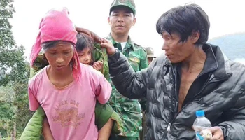 Cháu Xô được bố mẹ đón về sau hai ngày đi lạc trong rừng.