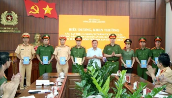 Lãnh đạo UBND tỉnh Lai Châu biểu dương, khen thưởng các lực lượng phá chuyên án.