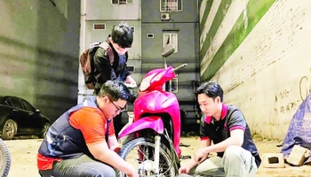 Đội Thiện nguyện Phước Lộc Thọ 43 Đà Nẵng hỗ trợ sửa chữa một trường hợp xe máy bị hỏng.