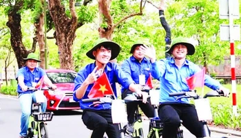 Đoàn viên tham gia hành trình đạp xe qua các cung đường gắn liền với thời niên thiếu của Chủ tịch Hồ Chí Minh. (Ảnh MINH NGUYÊN)