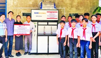 Đại diện Lifestart Foundation tài trợ hệ thống lọc nước sạch tại Trường THCS Quế Long (huyện Quế Sơn, tỉnh Quảng Nam). (Ảnh TRẦN TÂN)