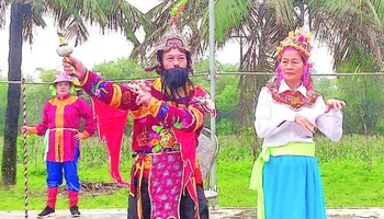 Một buổi tập luyện của Câu lạc bộ tuồng truyền thống Khương Hà, xã Hưng Trạch.