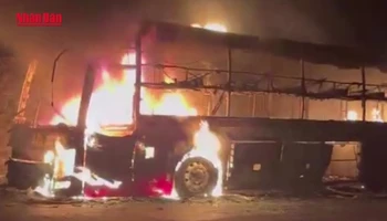 [Video] Xe khách bốc cháy dữ dội khi đang lưu thông, 24 người thoát nạn an toàn