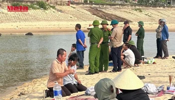 [Video] Tìm thấy thi thể hai học sinh mất tích khi tắm ở sông Dinh