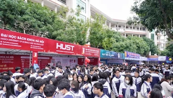Chương trình tư vấn, tuyển sinh thu hút hàng nghìn học sinh đến tham dự.