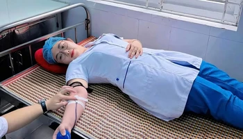Điều dưỡng Tống Trần Bảo Quyên (Khoa Hồi sức tích cực) tình nguyện hiến máu cứu bệnh nhân.