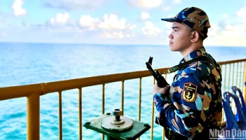 Chiến sĩ trẻ Nguyễn Văn Giàu làm nhiệm vụ tại Nhà giàn DK1/10.