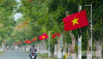 Một buổi sáng sớm đầu mùa Thu 2024 tại "Đường cờ Tổ quốc" ở xã Châu Thới, huyện Vĩnh Lợi (Bạc Liêu). (Ảnh: TIẾN LUẬN)