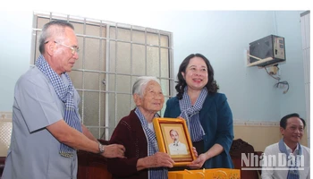 Phó Chủ tịch nước Võ Thị Ánh Xuân và đồng chí Lữ Văn Hùng, Bí thư Tỉnh ủy Bạc Liêu, đến thăm, trao ảnh Bác Hồ và tặng quà đồng chí Nguyễn Thị Bình, nguyên Thường vụ Tỉnh ủy Minh Hải cũ (nay là Bạc Liêu, Cà Mau). 