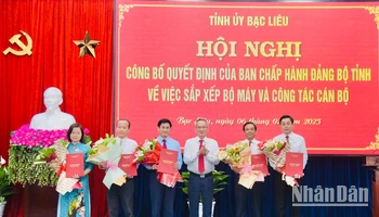Bí thư Tỉnh ủy Bạc Liêu Lữ Văn Hùng trao quyết định và tặng hoa các Trưởng, Phó Ban Tuyên giáo và Dân vận Tỉnh ủy Bạc Liêu. (Ảnh: TRỌNG DUY)