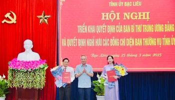 Bí thư Tỉnh ủy Bạc Liêu Lữ Văn Hùng chúc mừng 2 đồng chí Tô Việt Thu và Bùi Tấn Bảy vừa nhận quyết định chuẩn y của Ban Bí thư Trung ương Đảng tham gia Ban Thường vụ Tỉnh ủy Bạc Liêu, nhiệm kỳ 2020-2025.