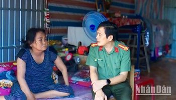 Đại tá Hồ Việt Triều, Giám đốc Công an tỉnh Bạc Liêu trực tiếp khảo sát các hộ khó khăn về nhà ở trong tỉnh để trình Bộ Công an hỗ trợ. 