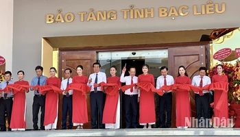 Đồng chí Võ Văn Dũng, Ủy viên Trung ương, Phó Trưởng ban Thường trực Ban Nội chính Trung ương (đứng giữa) cắt băng khánh thành dự án Bảo tàng tổng hợp tỉnh Bạc Liêu. Ảnh: TRỌNG DUY