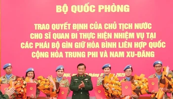 Thượng tướng Hoàng Xuân Chiến thừa ủy quyền của Chủ tịch nước và Bộ trưởng Quốc phòng trao Quyết định cho các sĩ quan đi thực hiện nhiệm vụ tại các phái bộ gìn giữ hòa bình Liên hợp quốc tại Cộng hòa Trung Phi và Nam Sudan.