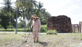 Nhân viên của MAG tiến hành rà phá bom mìn trong khuôn viên Thành cổ Quảng Trị.