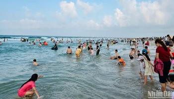 Bãi biển Cửa Việt trở thành điểm đến lý tưởng cho du khách trong dịp nghỉ lễ.