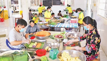 Cơ sở kinh doanh bánh tét Hai Lý, xã Kim Hòa, huyện Cầu Ngang, tỉnh Trà Vinh gói bánh phục vụ nhu cầu thị trường.