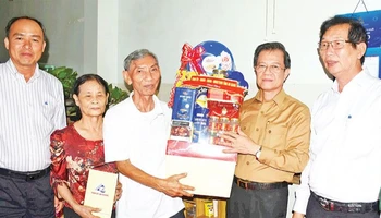  Lãnh đạo tỉnh An Giang tặng quà gia đình chính sách.