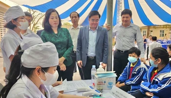 Bộ trưởng Y tế Đào Hồng Lan kiểm tra tiêm chủng cho trẻ em tại phường Lê Lợi, quận An Dương.