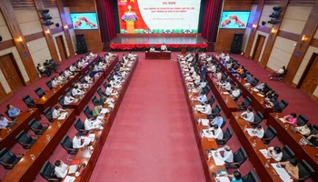Quang cảnh cuộc làm việc Ban Thường vụ Thành ủy Hải Phòng với Ban Thường vụ Tỉnh ủy Hải Dương.