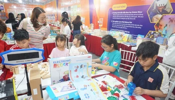 Các em học sinh trải nghiệm, sáng tạo tại gian hàng sách.