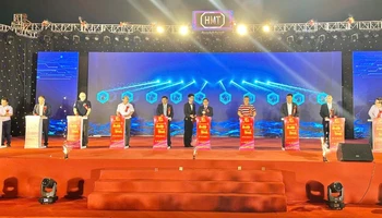 Đưa vào hoạt động Nhà máy Công nghệ vật liệu mới HMT Hải Phòng chuyên sản xuất bộ phận linh kiện an toàn thụ động xe ô-tô.