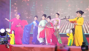 Các mẫu nhí vui tươi với màn trình diễn Áo dài. (Ảnh: ĐÀM THANH)