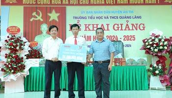 Đại diện Báo Nhân Dân và đại diện Công ty cổ phần Văn hóa đọc và học Việt Nam-Sàn Văn hóa học và đọc Việt Nam (hocdoc.vn) trao tặng học bổng cho nhà trường. 
