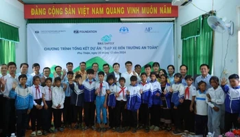 Các em học sinh, giáo viên và đại biểu tại lễ tổng kết dự án "Đạp xe đến trường an toàn".