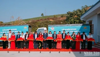 Lễ khởi hành đưa quả dâu tây Sơn La trên các chuyến bay của Vietnam Airlines.