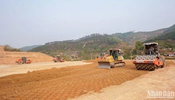 Các nhà đầu tư, nhà thầu đang nỗ lực ngày đêm cho mục tiêu thông tuyến 2 dự án đường cao tốc Đồng Đăng-Trà Lĩnh và Hữu Nghị-Chi Lăng trong năm nay theo chỉ đạo của Thủ tướng Chính phủ.
