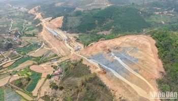 Công trường thi công gói thầu EC03 tại lý trình Km 39+500, dự án đường cao tốc Hữu Nghị-Chi Lăng, nhà thầu phải xẻ núi từ độ cao 70 m so với mặt đường, tiến hành giật cấp "8 mái, 9 cơ" chống sạt trượt.