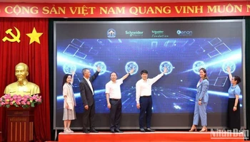 Các đại biểu nhấn nút khởi động Dự án “Vì một hành tinh xanh và Giáo dục AI- Kiến tạo tương lai”.