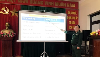 Trung tá Và Bá Tu, Đội trưởng Vận động quần chúng, Đồn Biên phòng Nậm Càn dạy tiếng H’Mông cho cán bộ, chiến sĩ.