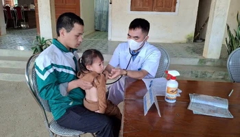 Tiêm chủng vaccine phòng sởi ở Trạm y tế xã Huồi Tụ, huyện Kỳ Sơn.
