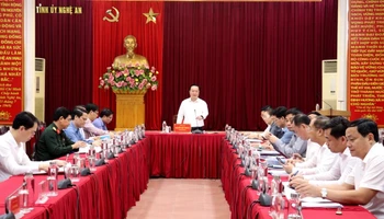 Đồng chí Nguyễn Đức Trung, Bí thư Tỉnh ủy Nghệ An, chủ trì phiên họp thường kỳ tháng 3 của Ban Thường vụ Tỉnh ủy.