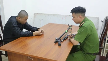 Cơ quan Công an lấy lời khai đối tượng cầm đầu Nguyễn Văn Trường. (Ảnh: CANA)
