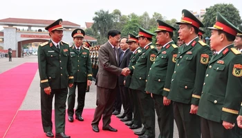 Cán bộ, chiến sĩ lực lượng vũ trang Quân khu 4 chào đón Tổng Bí thư Đảng Nhân dân Cách mạng Lào, Chủ tịch nước Lào Thongloun Sisoulith.
