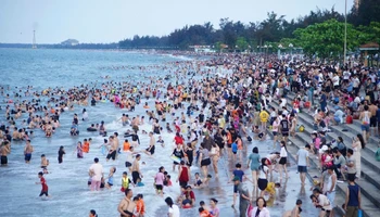 Có khoảng 322.000 lượt khách đến biển Cửa Lò trong 5 ngày nghỉ Lễ 30/4 và 1/5 năm nay.