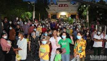 Lễ hội vía Bà Chúa Xứ núi Sam luôn thu hút đông đảo du khách đến tham quan.