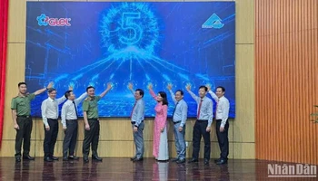 Các đại biểu bấm nút ký kết thỏa thuận hợp tác chuyển đối số.