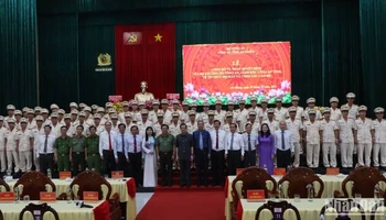 Các đại biểu chụp ảnh lưu niệm tại buổi lễ.