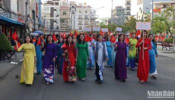 Các đại biểu diễu hành áo dài trên đường phố.