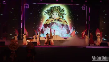 Lễ hội vía Bà Chúa Xứ núi Sam thu hút đông đảo khách tham quan.