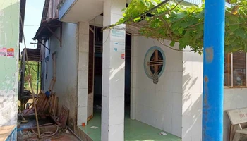 Một trong 10 căn nhà bị sạt lở chủ hộ phải đi ở tạm.