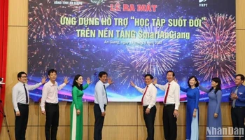 Các đại biểu bấm nút phát động phong trào "Bình dân học vụ số". 