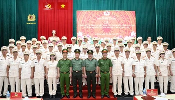 Ban Giám đốc Công an tỉnh An Giang chụp ảnh cùng các đồng chí Công an xin nghỉ theo nguyện vọng.