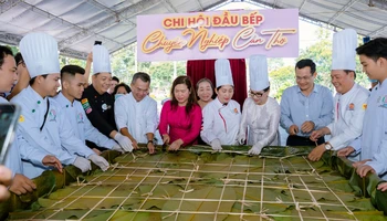 Lãnh đạo thành phố Cần Thơ cùng các nghệ nhân bên chiếc bánh chưng khổng lồ tại lễ hội.